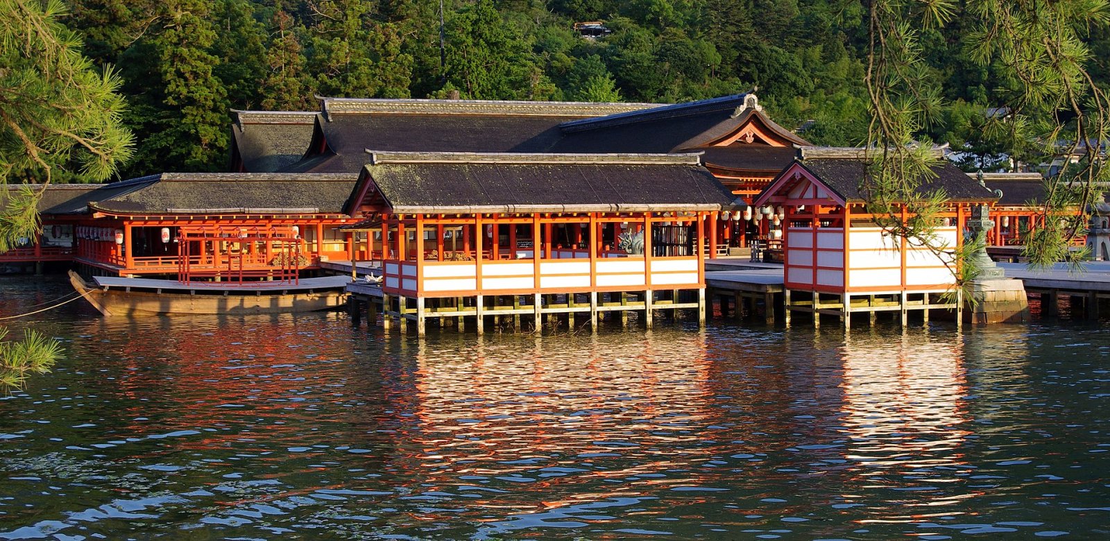 Entdecken Sie das Itsukushima-Schrein: ein kultureller Schatz in Japan - Hatsukaichi | Secret World Trip Planner