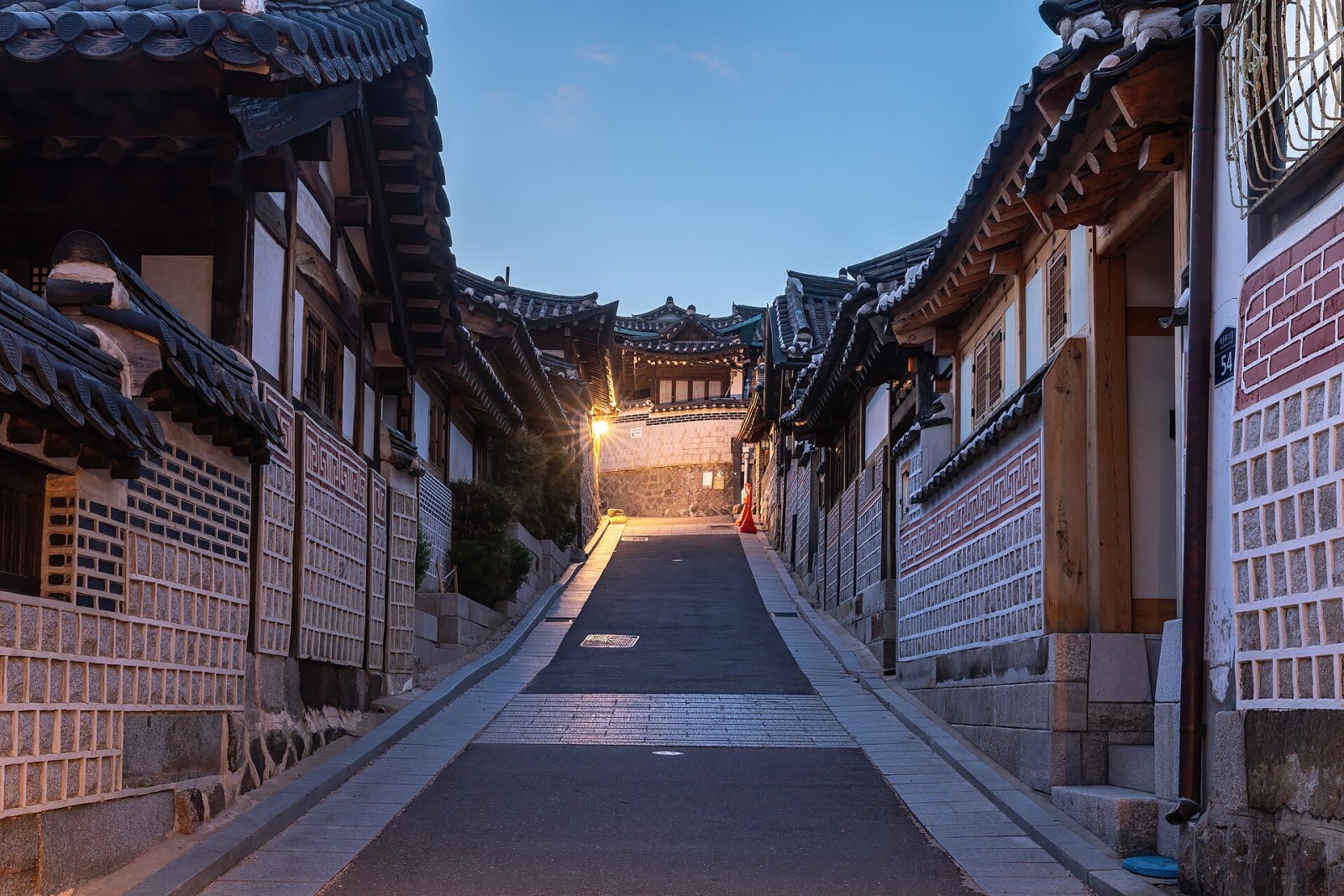 부각촌 한옥 마을: 서울의 전통적인 심장부 - Jongno District | Secret World Trip Planner
