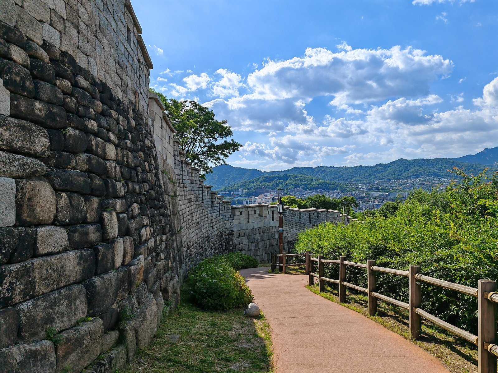 Découvrez l'Histoire de la Muraille de Séoul : Un Voyage dans le Passé - Seongbuk District | Secret World Trip Planner