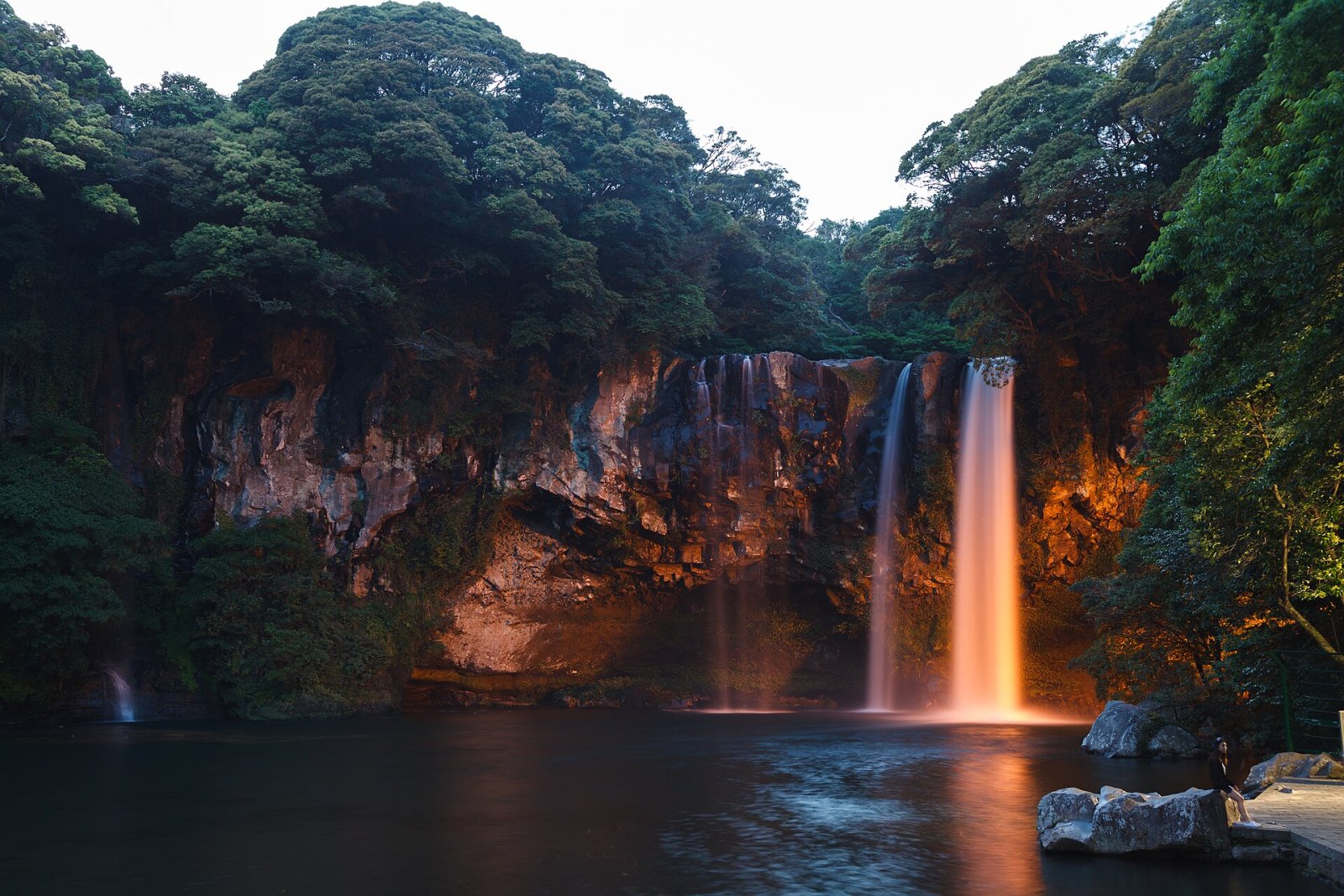 Entdecken Sie die Wunder des Cheonjiyeon Wasserfalls auf Jeju — Seogwipo