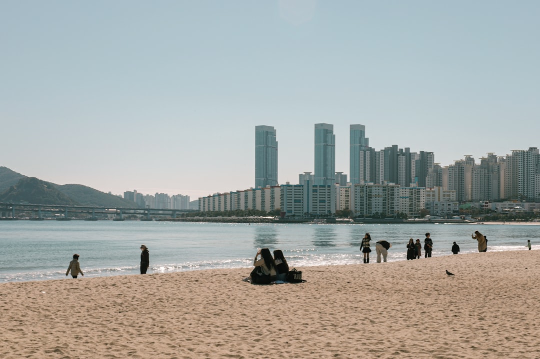 Entdecken Sie die Schönheit des Songdo Beach in Busan - Seo-gu | Secret World Trip Planner