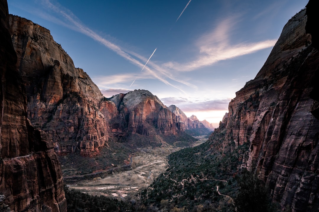 Discover Angels Landing: a breathtaking hike in Utah - Jinzhong | Secret World Trip Planner