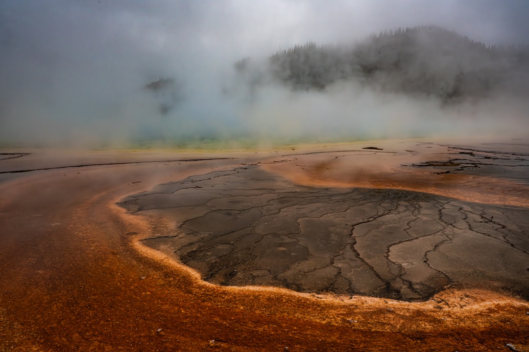 Scopri la Magia della Grand Prismatic Spring di Yellowstone | Secret World Trip Planner
