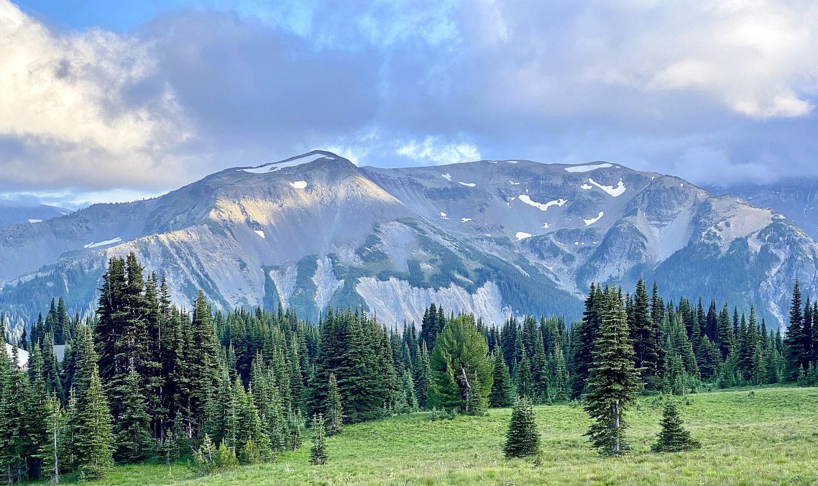 Scopri la bellezza mozzafiato del Mount Rainier National Park | Secret World Trip Planner
