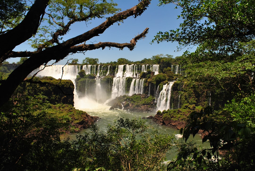 Entdecke die Iguazú-Wasserfälle: Ein Naturparadies - N3370 Puerto Iguazu | Secret World Trip Planner