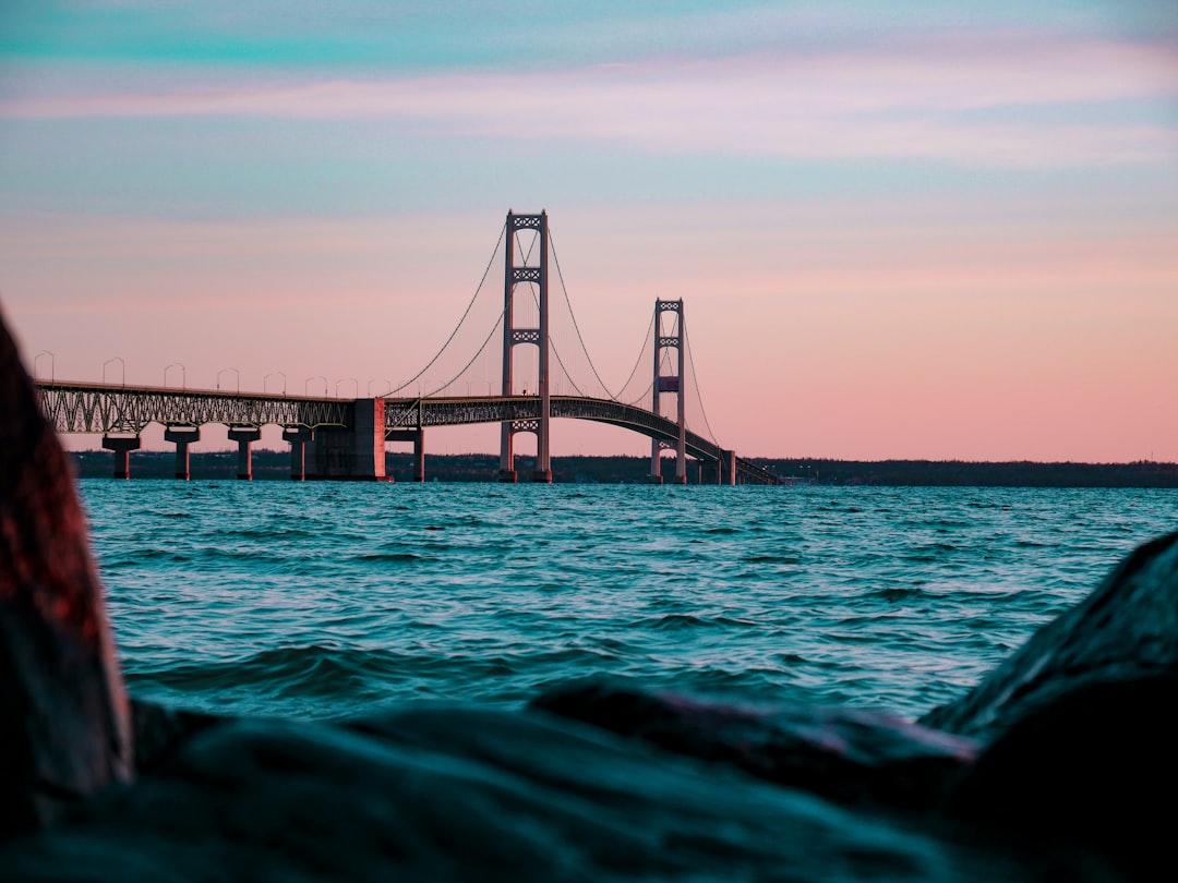 맥키나우 다리: 두 세계를 잇는 다리 - Mackinaw City | Secret World Trip Planner