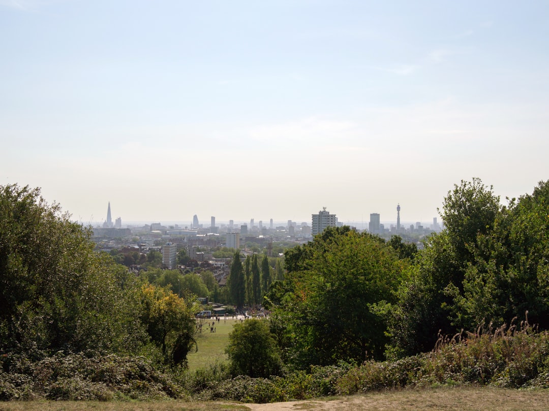 Descubre Hampstead Heath: Los Jardines Ocultos de Londres - Londra | Secret World Trip Planner