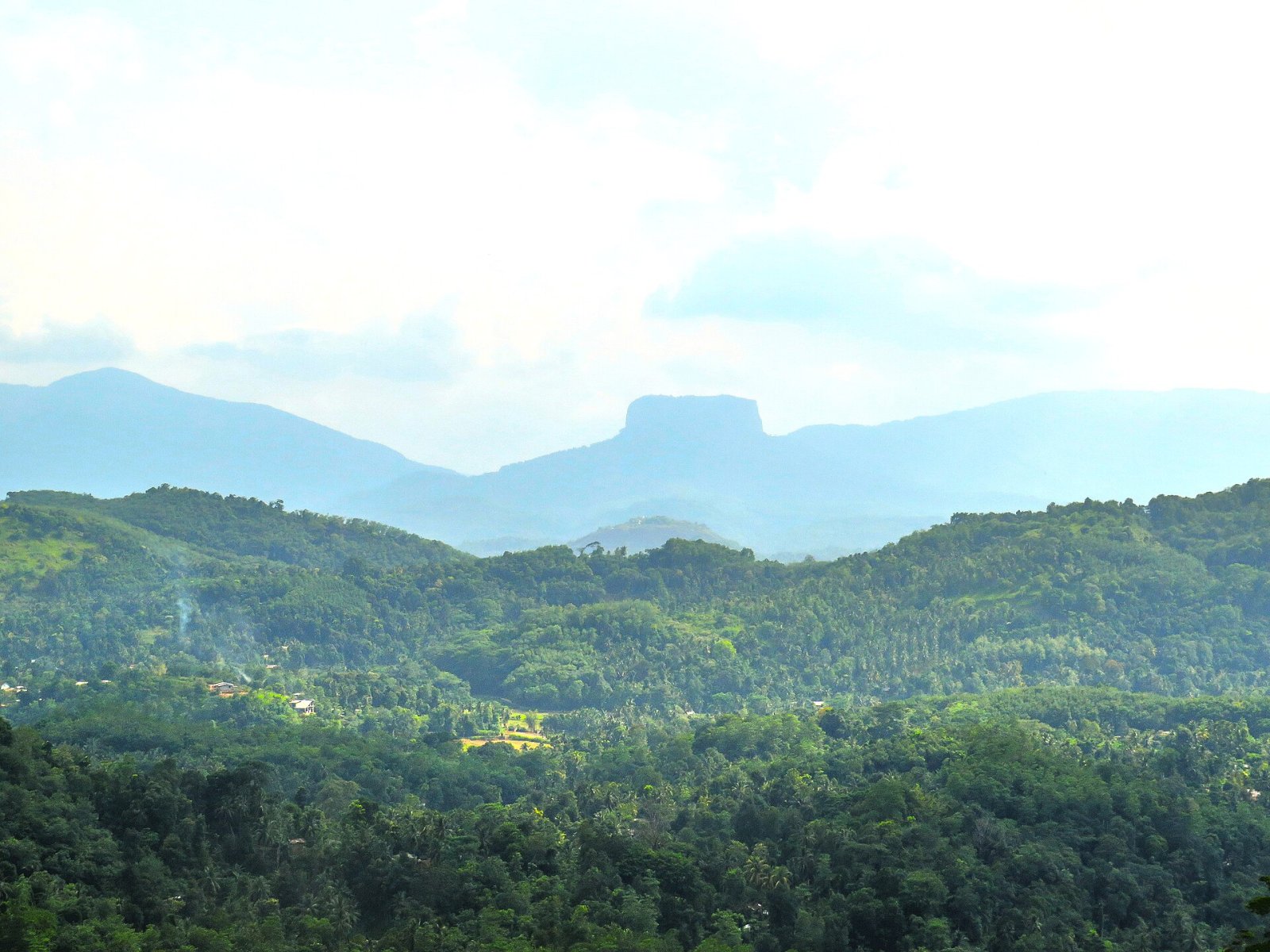 Descubre Bible Rock: la montaña que cuenta historias en Sri Lanka - Ussapitiya | Secret World Trip Planner