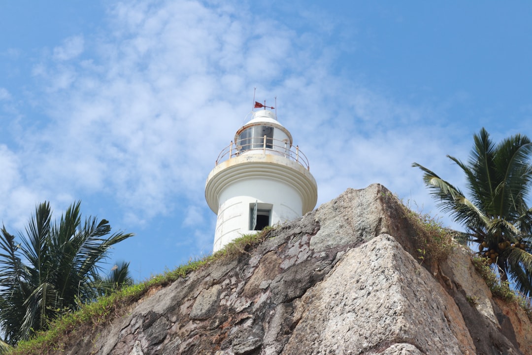 Descubre el Faro de Oluvil: una joya de la costa de Sri Lanka - Oluvil | Secret World Trip Planner