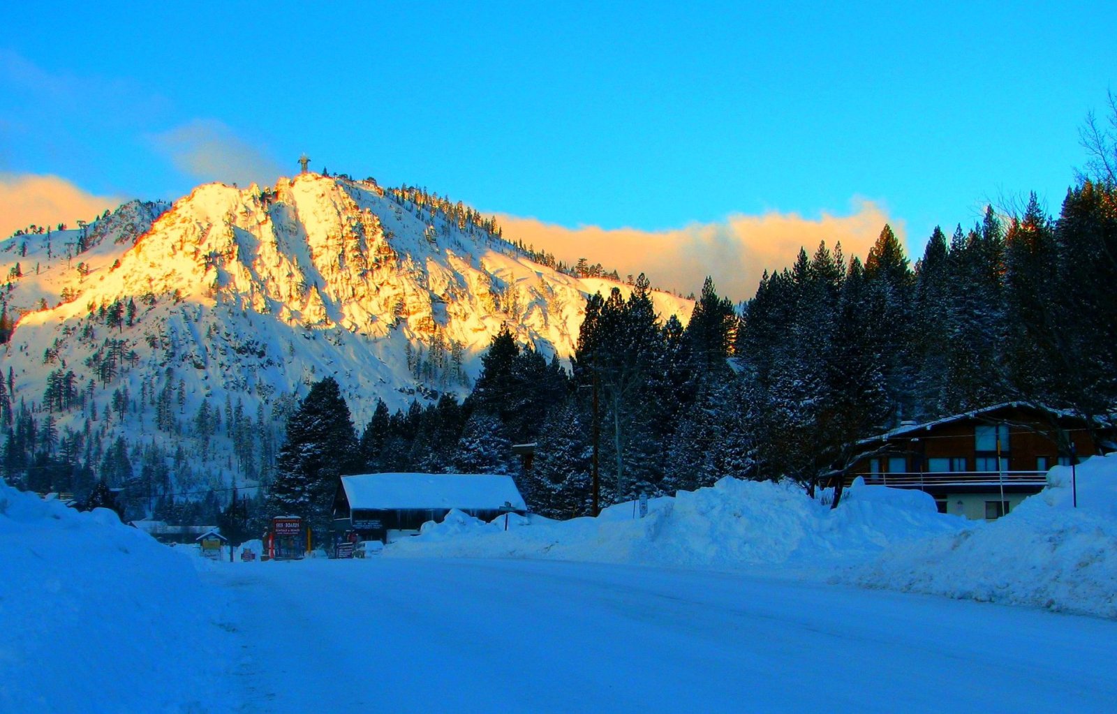Découvrez Stowe Mountain Resort : le paradis des amateurs de neige - GQGJ+4H Koyandyozek | Secret World Trip Planner