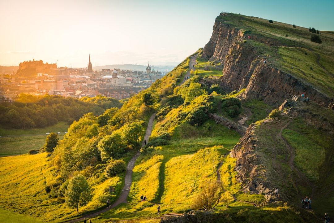 Entdecke Arthur's Seat: Der Erloschene Vulkan von Edinburgh | Secret World Trip Planner