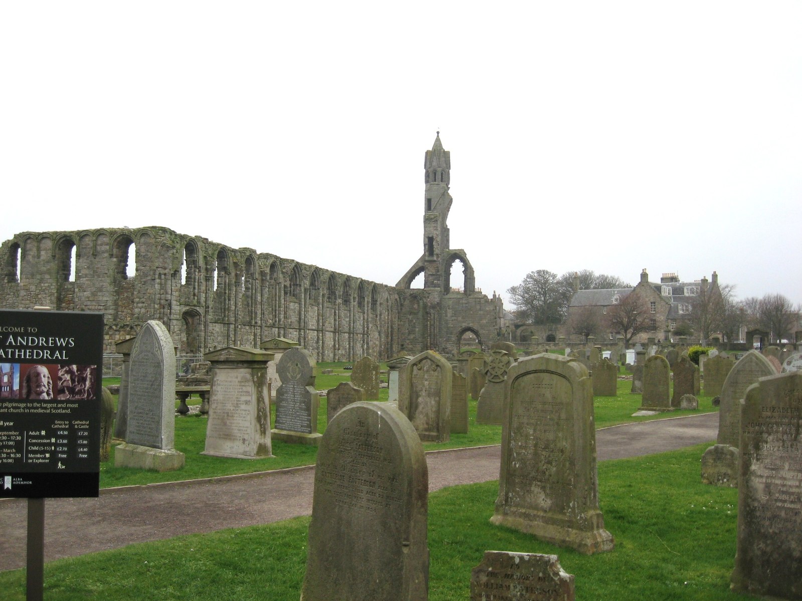 Scopri la St Andrews Cathedral: un tesoro culturale della Scozia | Secret World Trip Planner