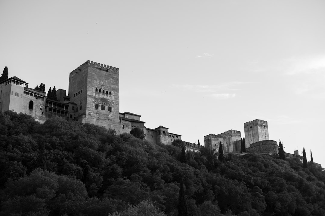 Entdecken Sie die Alhambra von Granada: ein Juwel der andalusischen Geschichte | Secret World Trip Planner