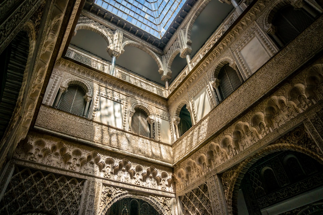 Découvrez l'Alcázar de Séville : un joyau de l'histoire andalouse | Secret World Trip Planner