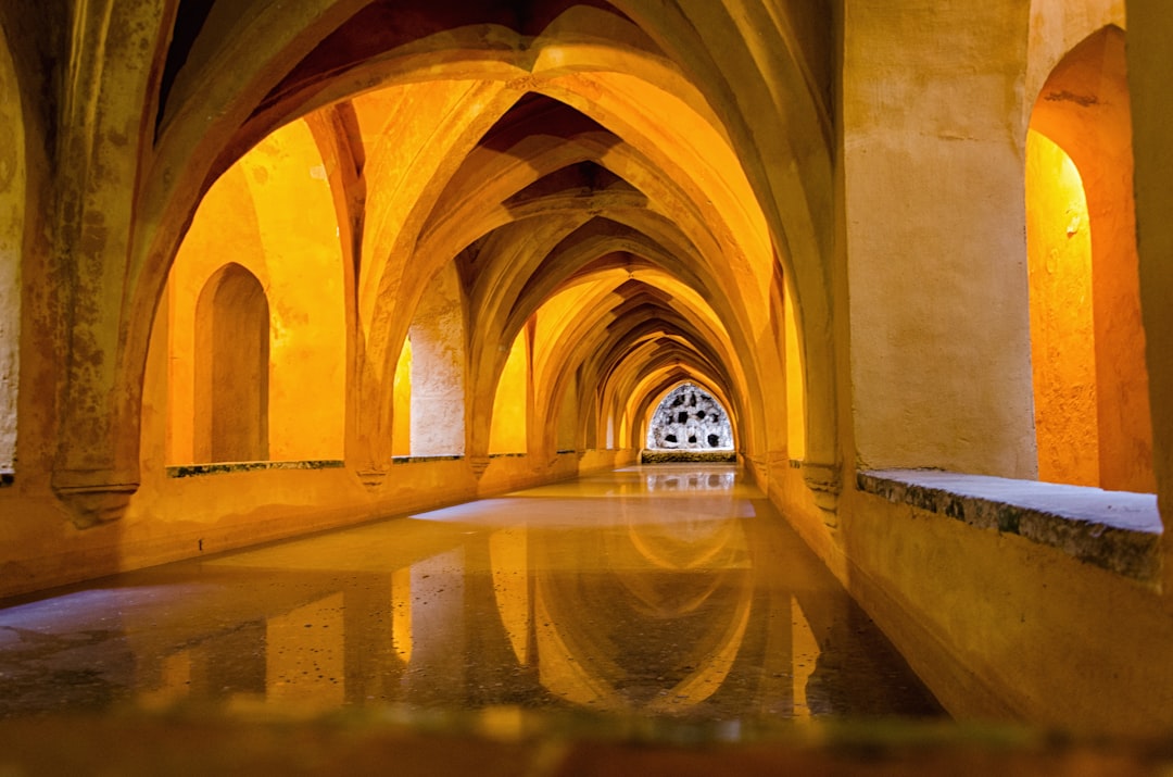 Découvrez l'Alcázar de Séville : un joyau de l'histoire andalouse | Secret World Trip Planner