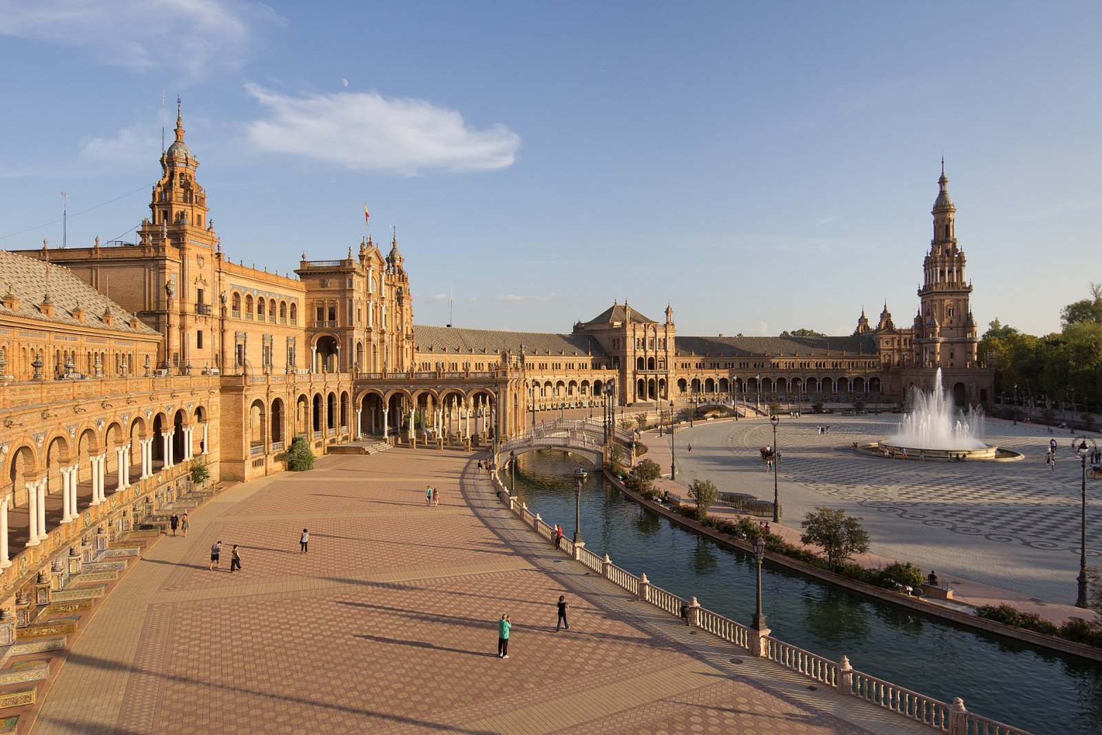 Découvrez la Plaza de España à Séville : un bijou d'Andalousie | Secret World Trip Planner