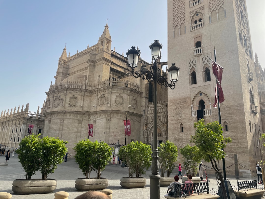 Entdecken Sie das Barrio Santa Cruz in Sevilla: Geschichte und Schönheit | Secret World Trip Planner