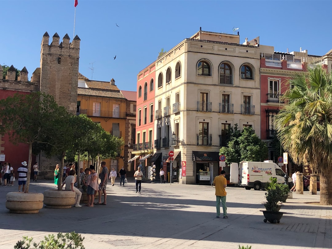 Découvrez le Barrio Santa Cruz de Séville : Histoire et Beauté | Secret World Trip Planner