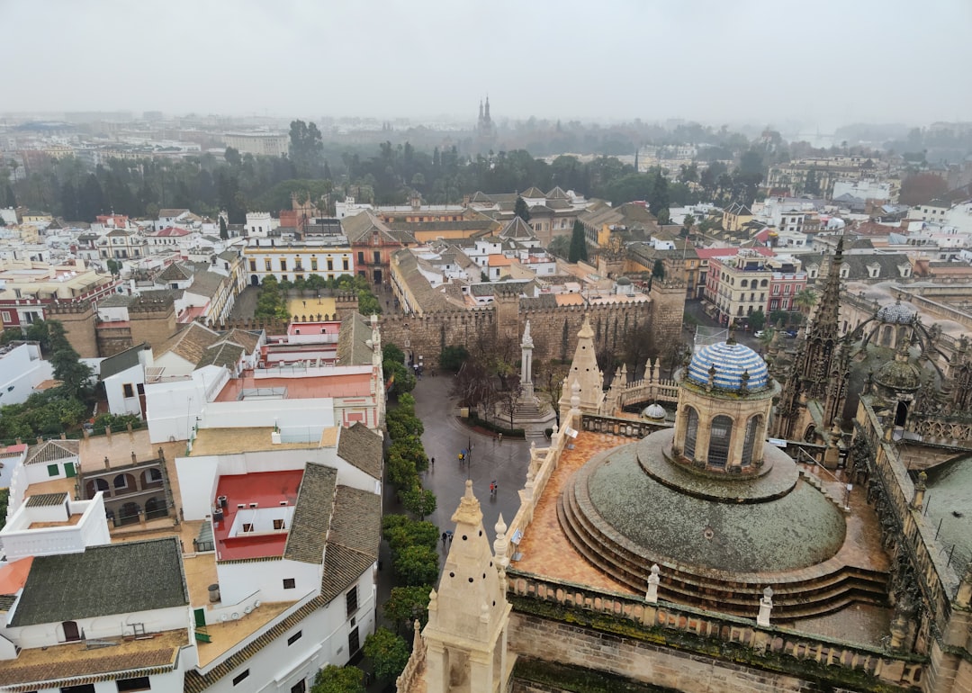 Découvrez le Barrio Santa Cruz de Séville : Histoire et Beauté | Secret World Trip Planner