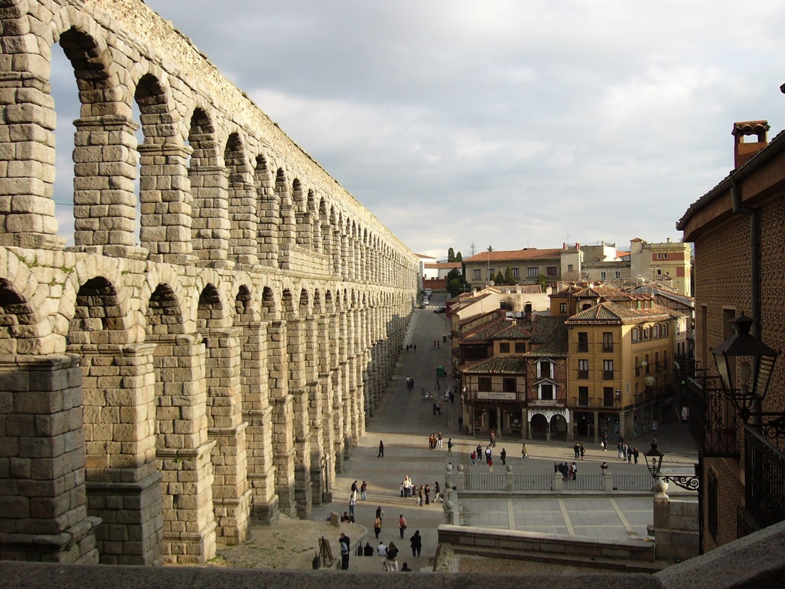 Entdecken Sie das Aquädukt von Segovia: Geschichte und Wunder | Secret World Trip Planner
