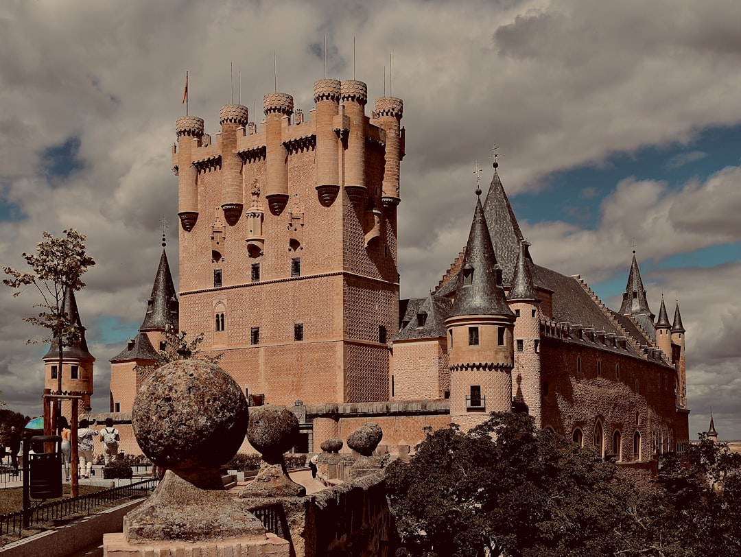 Découvrez l'Alcázar de Ségovie : un château féerique en Espagne