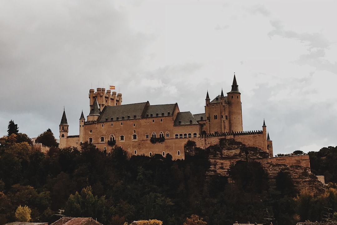 Découvrez l'Alcázar de Ségovie : un château féerique en Espagne | Secret World Trip Planner