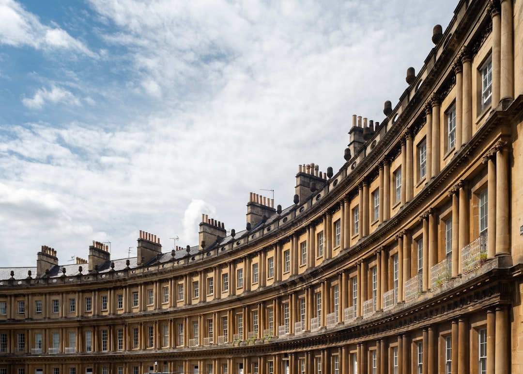 Discover the Bath Royal Crescent: a cultural gem in England