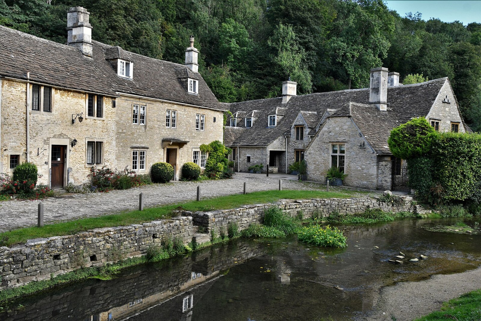 Descubriendo Castle Combe: el pueblo más bonito de Inglaterra | Secret World Trip Planner