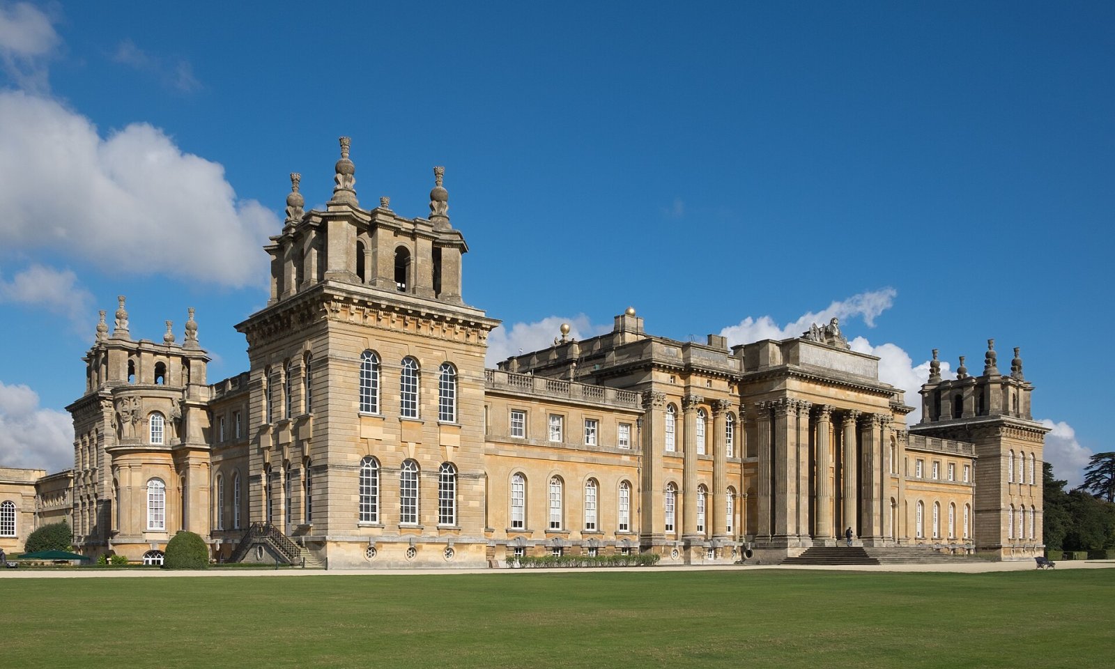 Scopri Blenheim Palace: Storia e Bellezza a Woodstock - R9R6+MQ Walton on the Naze | Secret World Trip Planner
