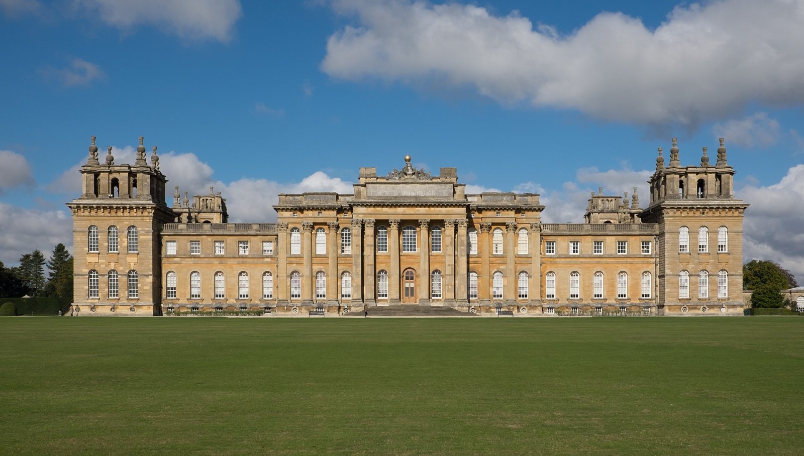 Entdecken Sie Blenheim Palace: Geschichte und Schönheit in Woodstock - R9R6+MQ Walton on the Naze | Secret World Trip Planner