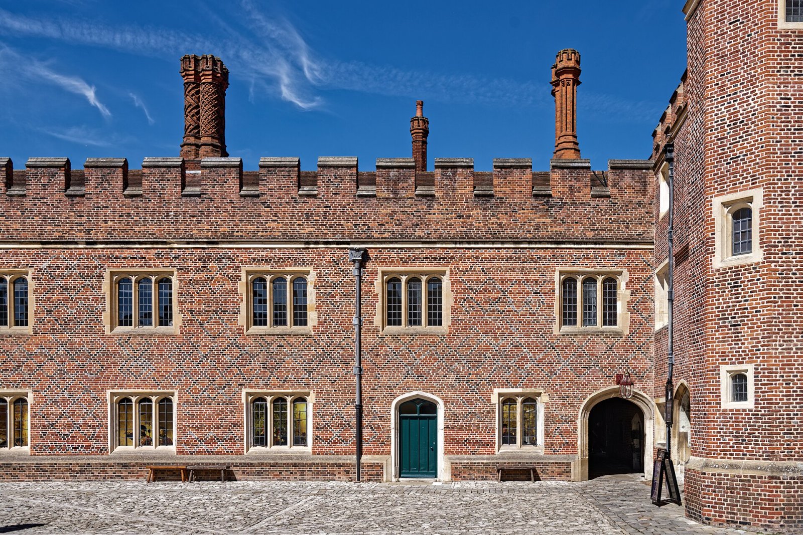 Scopri la Storia e la Bellezza di Hampton Court Palace - C83Q+C4 Gravesend | Secret World Trip Planner