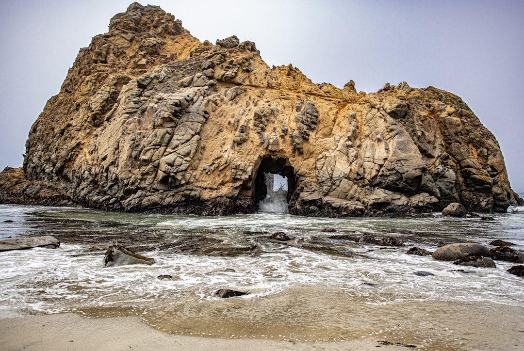 Scoprire Pfeiffer Beach: La Spiaggia dei Sogni a Big Sur - Big Sur | Secret World Trip Planner