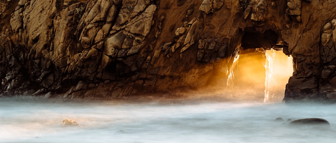 Découvrez Pfeiffer Beach : La Plage des Rêves à Big Sur - Big Sur | Secret World Trip Planner