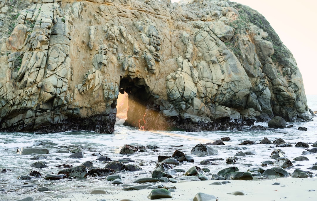 Découvrez Pfeiffer Beach : La Plage des Rêves à Big Sur - Big Sur | Secret World Trip Planner