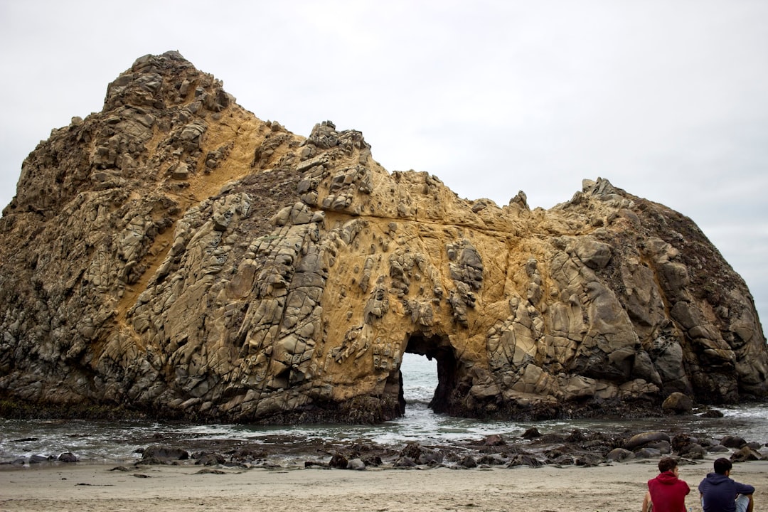 Découvrez Pfeiffer Beach : La Plage des Rêves à Big Sur - Big Sur | Secret World Trip Planner