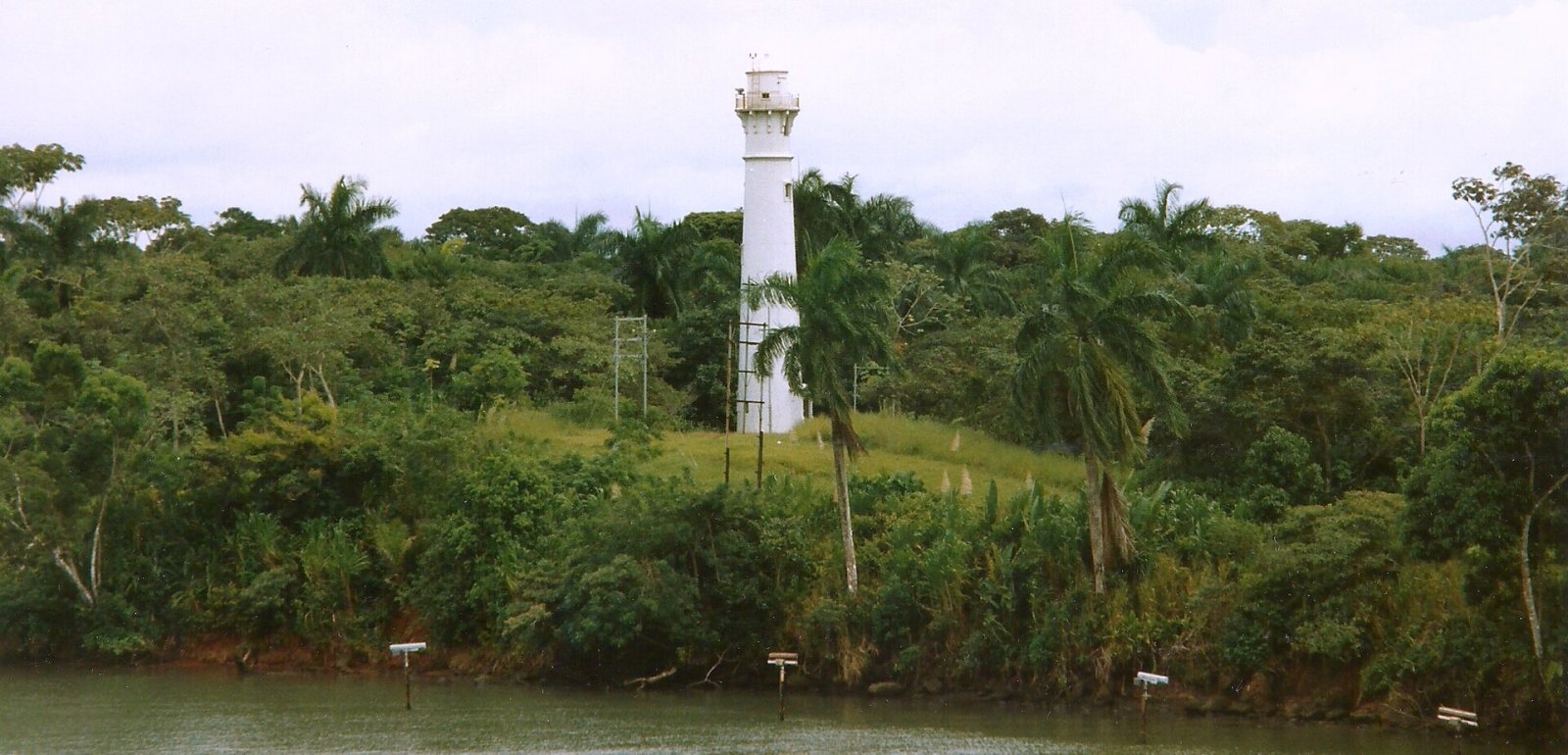 Scopri il Faro Atlantic Entrance Range a Panama - Colón | Secret World Trip Planner