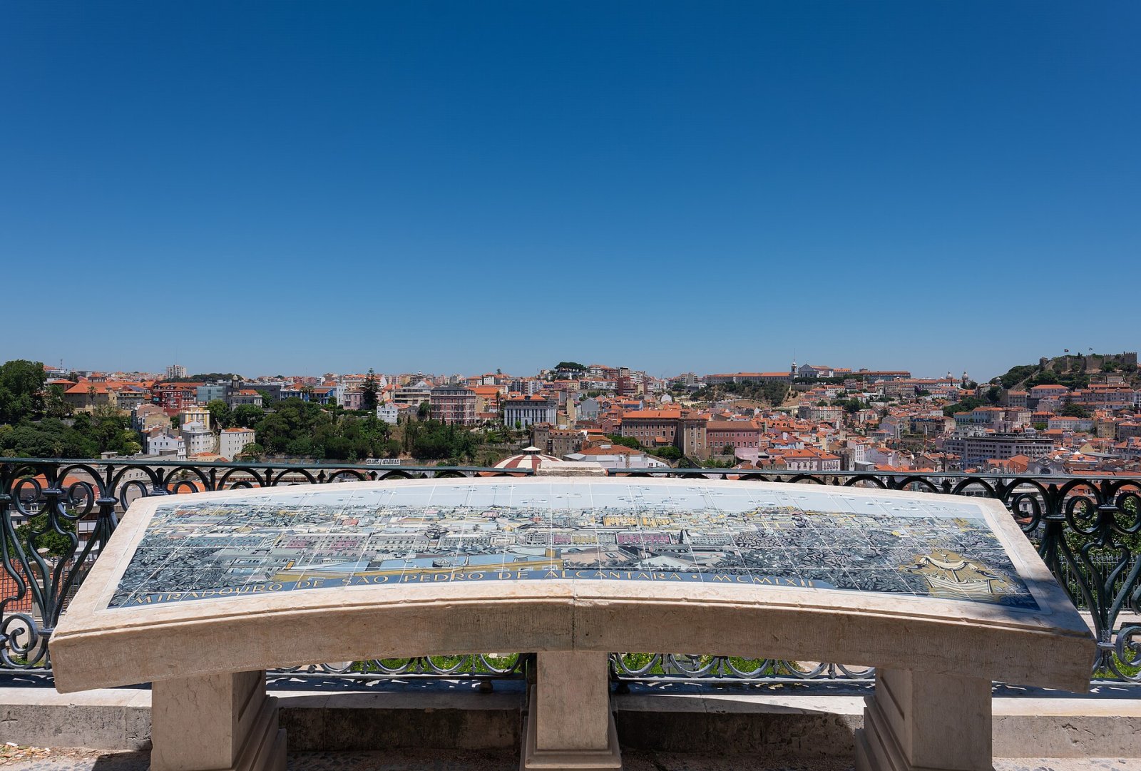 Miradouro de São Pedro de Alcântara : un coin de beauté à Lisbonne - Lisboa | Secret World Trip Planner
