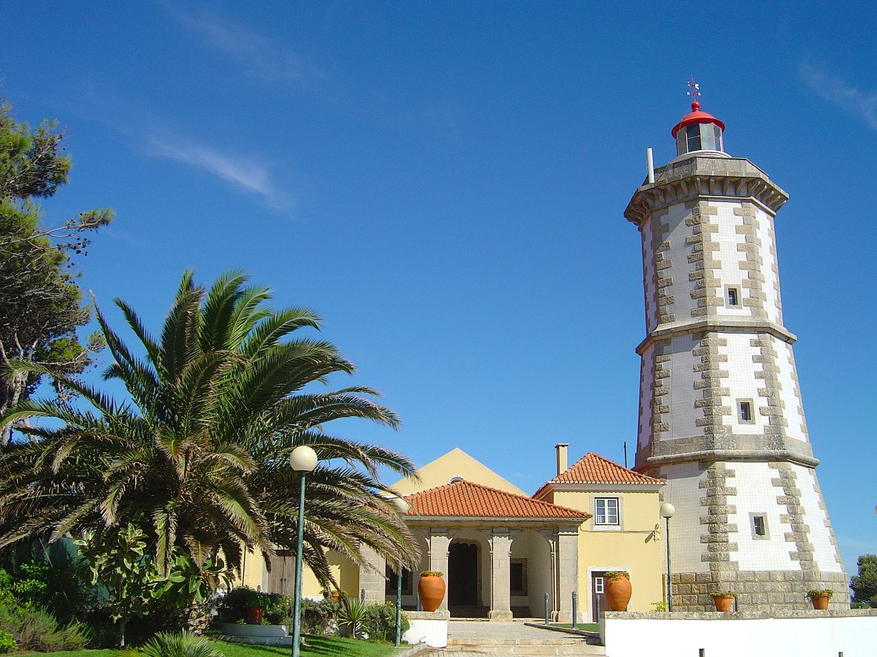 Découvrez le Farol da Guia : un bijou du Portugal - Cascais | Secret World Trip Planner