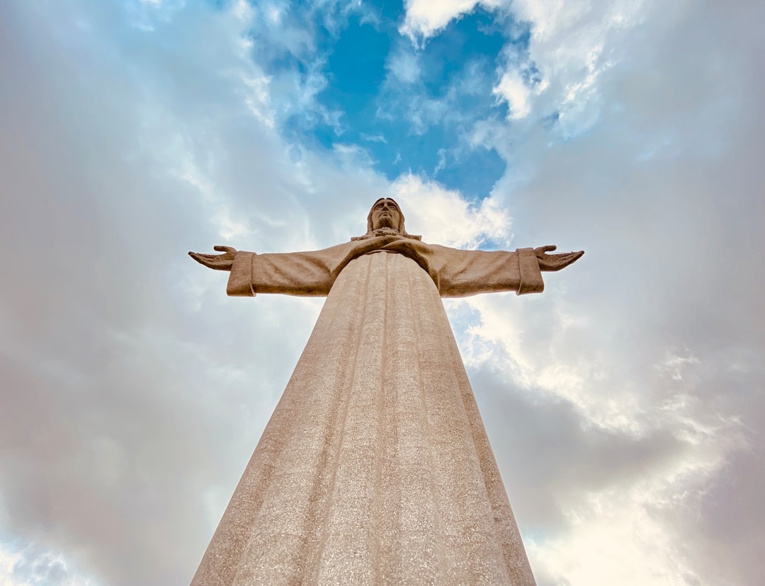Entdecken Sie den Cristo Rei von Madeira: Ein unvergessliches Erlebnis - Caniço | Secret World Trip Planner