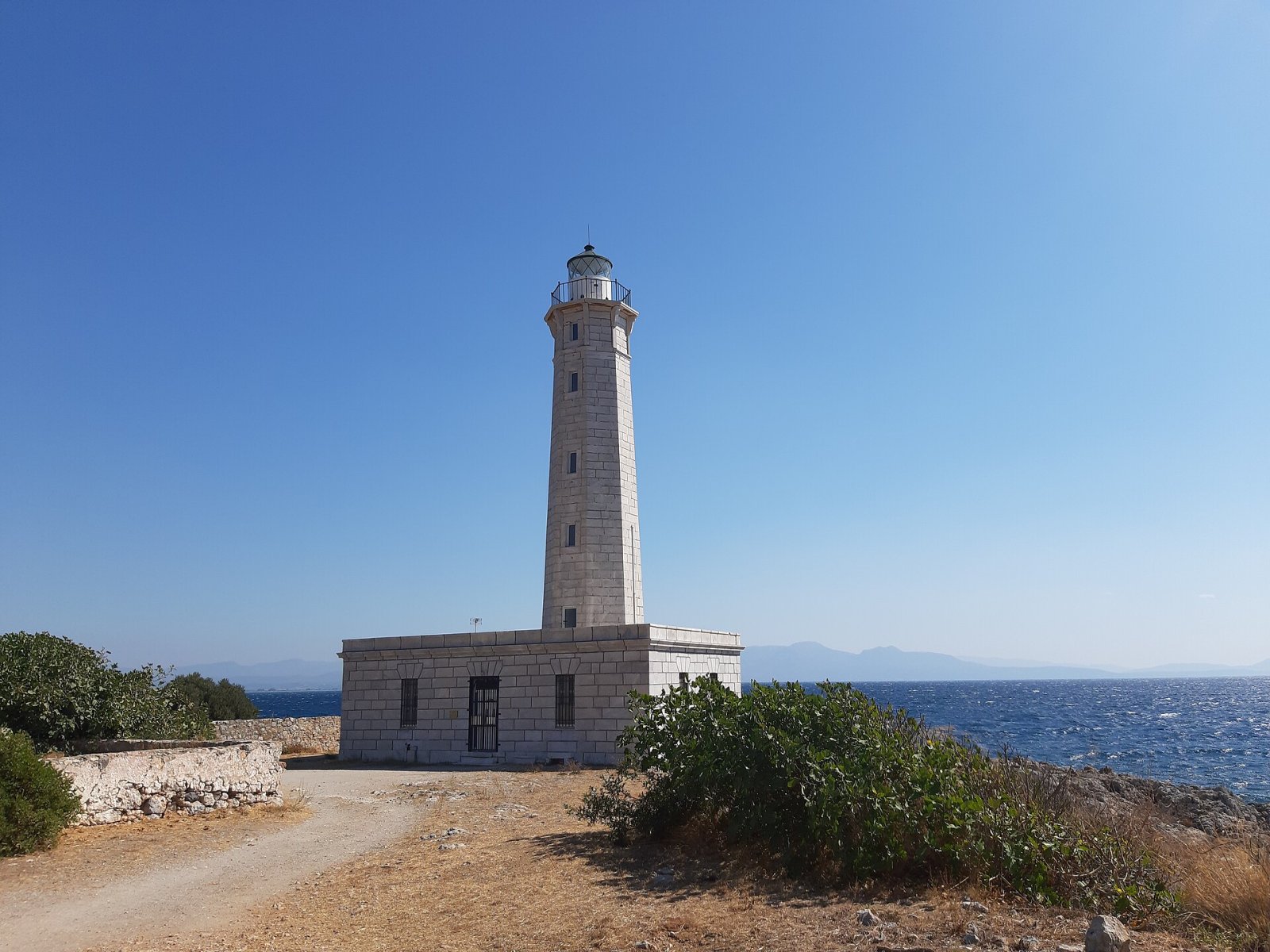 Entdecken Sie den Leuchtturm von Gythio: ein Juwel der griechischen Mani - Κρανάης | Secret World Trip Planner