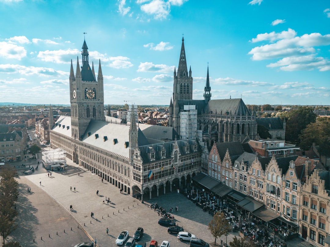Menin Gate: o monumento à memória em Ypres - Grote Markt 34 | Secret World Trip Planner