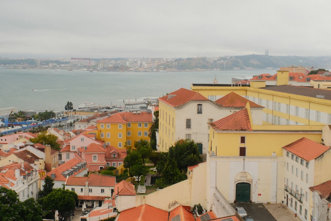 Découvrez le Charme du Quartier Alfama de Lisbonne | Secret World Trip Planner
