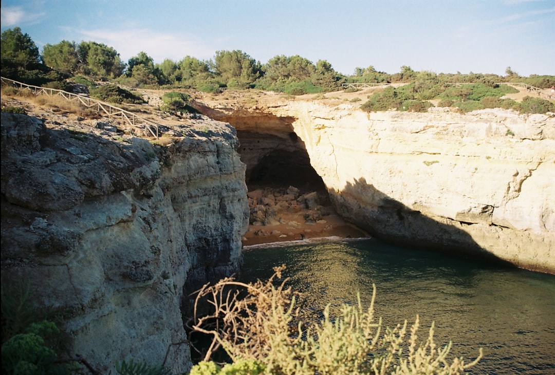 Découvrez la grotte de Benagil : un joyau naturel de l'Algarve | Secret World Trip Planner
