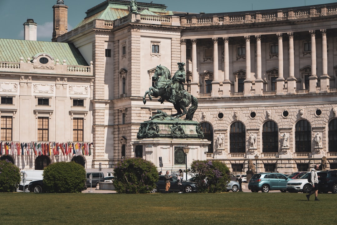 Descubre la majestuosidad del Palacio Hofburg en Viena - Wien | Secret World Trip Planner