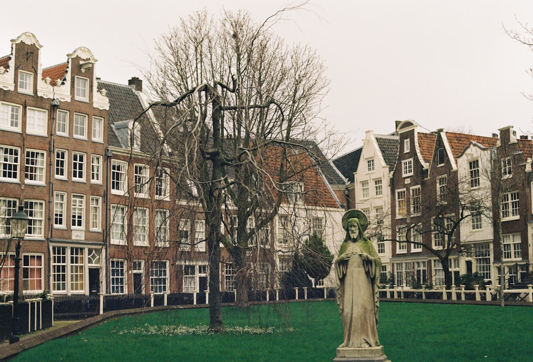 Descubre el Begijnhof de Ámsterdam: Historia y Belleza - Amsterdam | Secret World Trip Planner