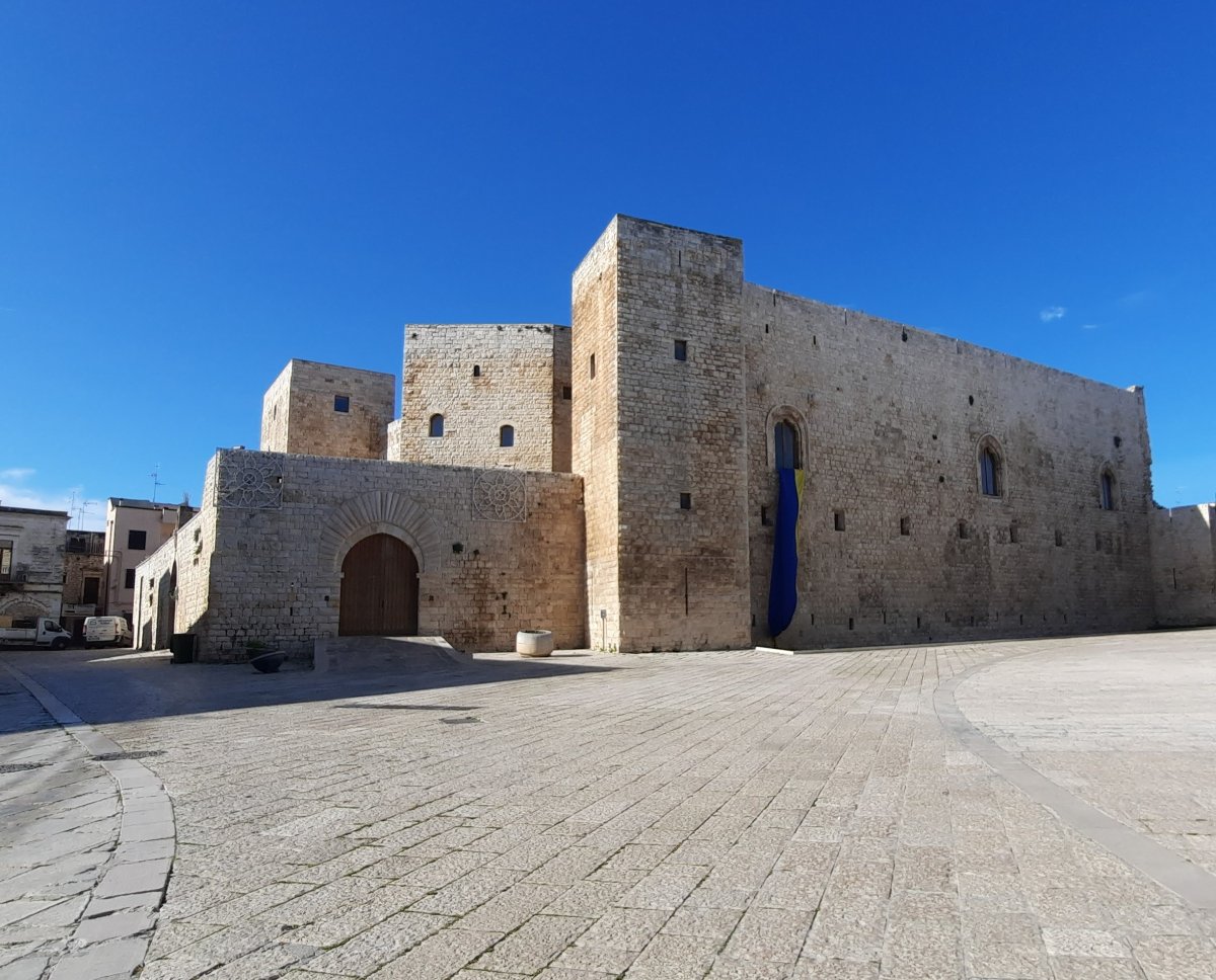 Descubriendo las Grutas del Castillo Normando-Suevo - Piazza Castello | Secret World Trip Planner