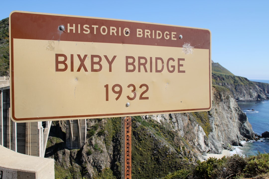 ビクスビー・クリーク橋：ビッグサーの象徴と灯台 - Bixby Creek Bridge | Secret World Trip Planner