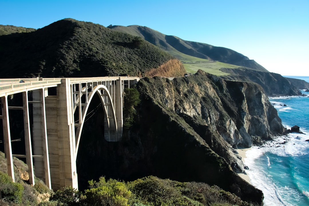 ビクスビー・クリーク橋：ビッグサーの象徴と灯台 - Bixby Creek Bridge | Secret World Trip Planner
