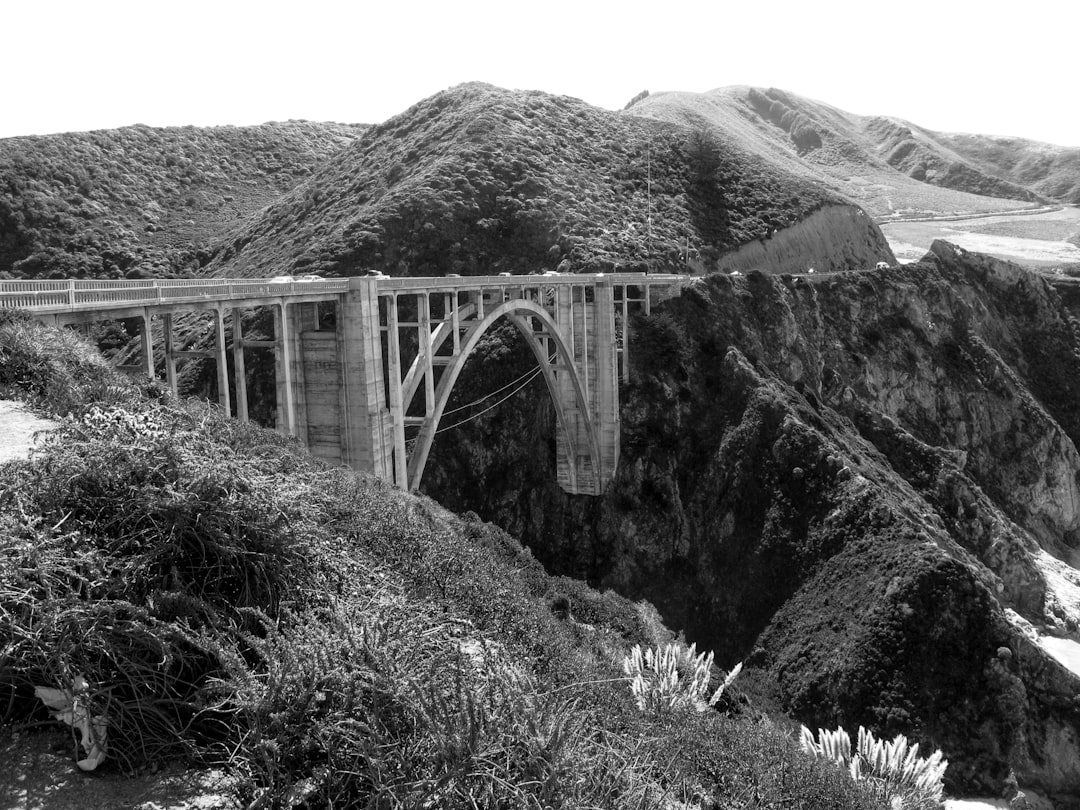 比克斯比溪桥：大苏尔及其灯塔的标志 - Bixby Creek Bridge | Secret World Trip Planner
