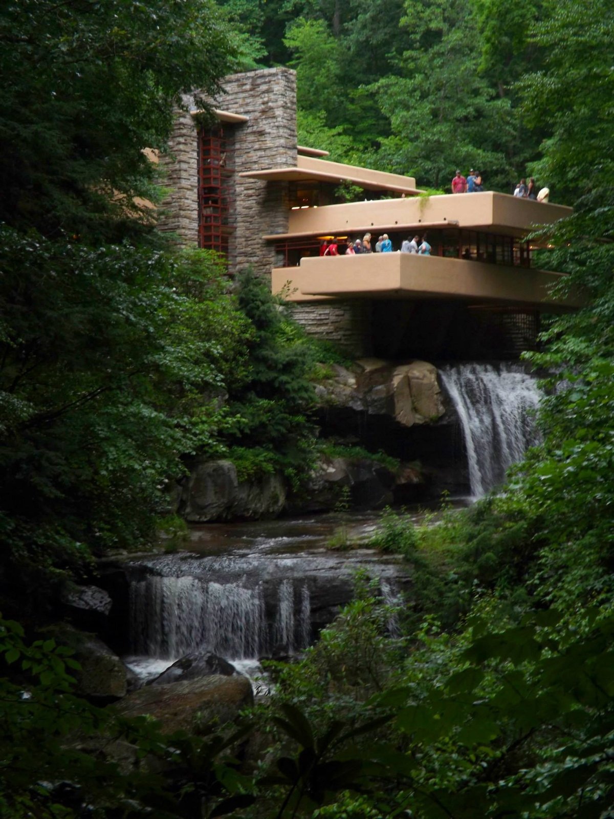 Casa sulla Cascata: Un Capolavoro di Architettura - Mill Run | Secret World Trip Planner